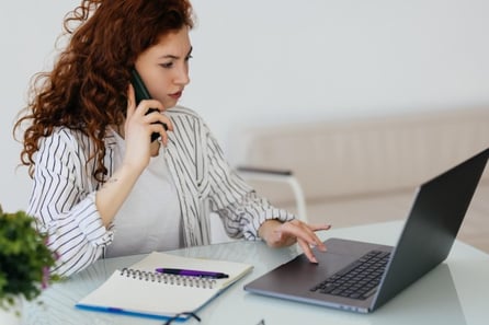 Mujer llamando por teléfono para notificar el cumplimiento de horas extras.