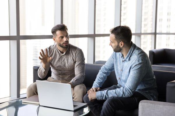 Dos personas hablando sobre jornadas rotativas y modalidades flexibles