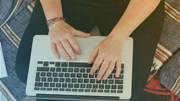 Persona trabajando a distancia con su notebook