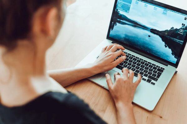 Mujer trabajando con la computadora