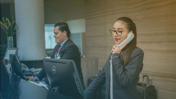 Recepcionista hablando por telefono