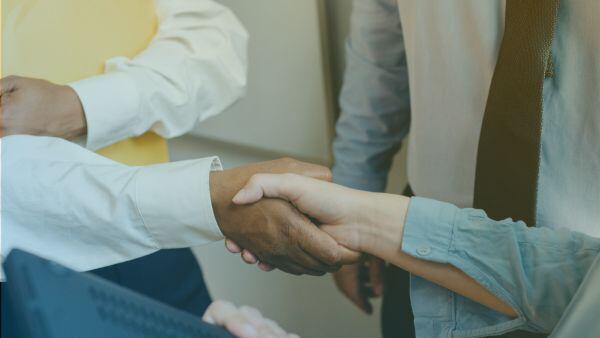 dos personas dandose la mano