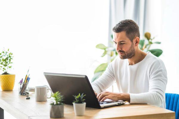 Hombre trabajando desde la casa