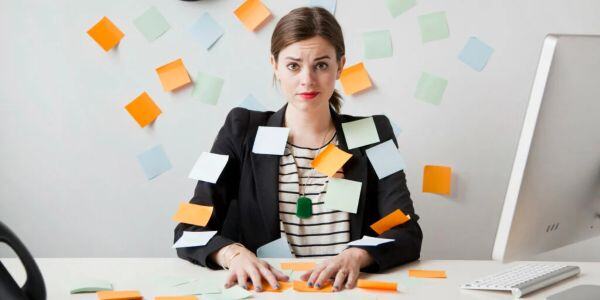 Mujer con post it pegados en el cuerpo y la habitación