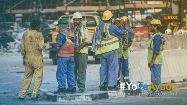 Constructores trabajando utilizando elementos de seguridad