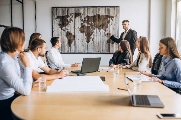 Personas trabajando en una oficina