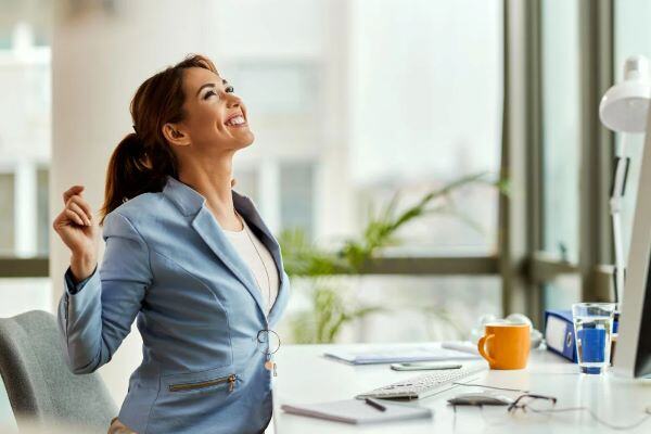 Mujer sonriendo trabajando desde su casa