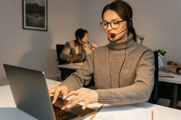 Mujer trabajando con una computadora