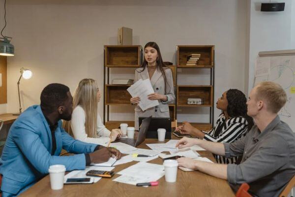 Empleados escuchando a una compañera hablar