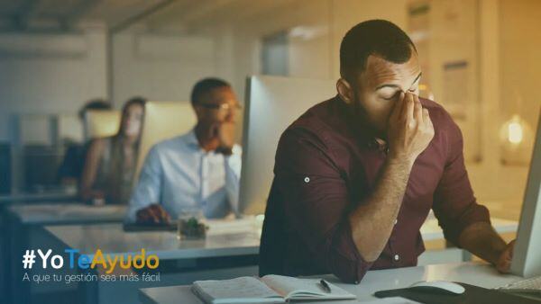 Hombre tomándose la cara por su trabajo