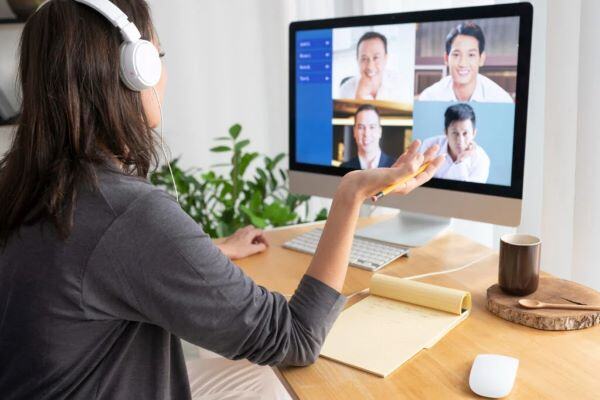 mujer trabajando hibrido en una videoconferencia